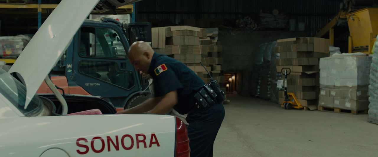 Sicario (2015) BluRay Hindi + English 720p x264 AVC HE-AAC 2.0 ESub.mkv.0004